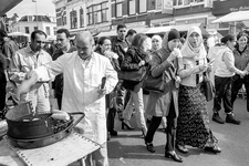 405879 Afbeelding van het Lombok Anders -feest in de Kanaalstraat te Utrecht, tijdens de viering van Bevrijdingsdag.